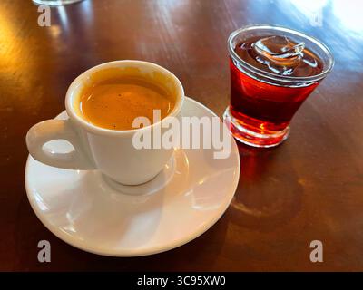 Tazza di caffè e bicchiere di liquore Pacharan. Spagna. Foto Stock