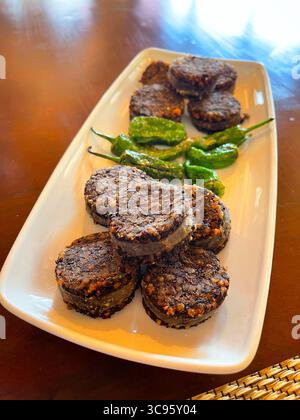 Morcilla de Burgos con peperoni di Padron. Spagna. Foto Stock