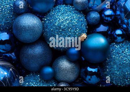 Sfondo natalizio con baule e ornamenti blu. Primo piano di palle di Natale blu, di varie dimensioni. Posizione piatta Foto Stock