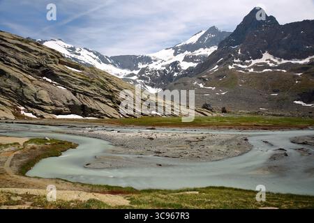 L'imponente Cirque des Evettes si trova sopra l'Ecot, Bonneval sur Arc, il Parco Nazionale della Vanoise, la Valle della Maurienne, la Savoia, Francia Foto Stock
