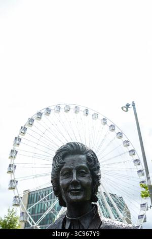Statua del castello di Barbara e della grande ruota in Cathedral Square, Blackburn, Lancashire Foto Stock