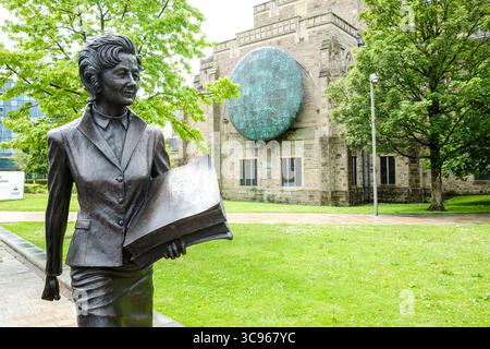 Statua del castello di Barbara in Cathedral Square, Blackburn, Lancashire Foto Stock