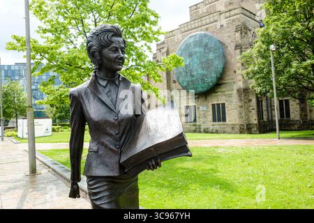 Statua del castello di Barbara in Cathedral Square, Blackburn, Lancashire Foto Stock