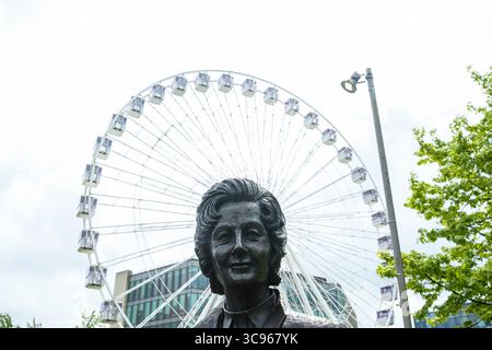 Statua del Castello di Barbara e la grande ruota in Cathedral Square, Blackburn, Lancashire Foto Stock