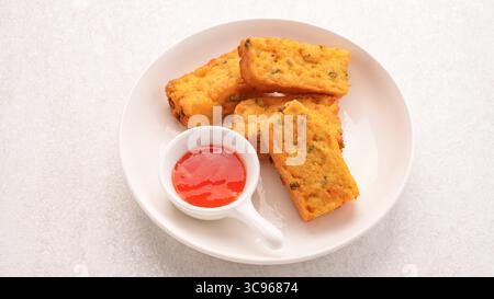 Pepite di tofu fatte in casa servite con salsa al peperoncino Foto Stock