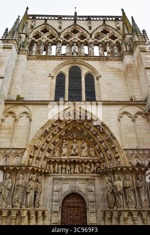 La facciata della porta dell'incoronazione della Cattedrale di Santa Maria di Burgos Foto Stock