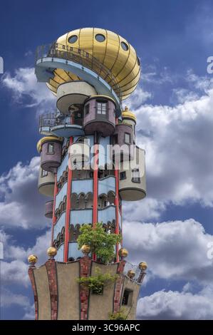 Torre del birrificio Kuchlbauer, progettata dall'artista Friedensreich Hundertwasser, Roemerstr, 5-9, Abensberg, bassa Baviera, Germania Foto Stock