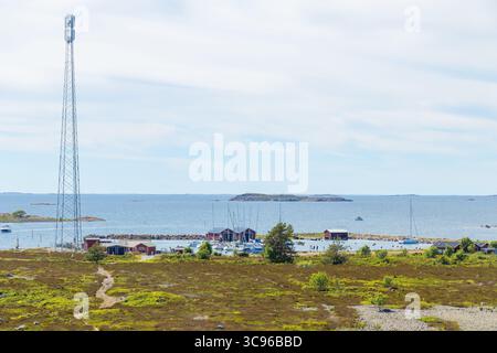 Jurmo, Pargas, Finlandia - 1 luglio 2025: Porticciolo sull'isola di Jurmo con barche a vela e motoscafi ormeggiati in estate, attraccati al molo e legati a Mo Foto Stock