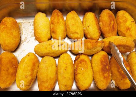 Diverse polpette fritte succose in olio, primo piano. Foto Stock