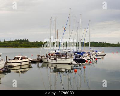Sandvik, Kokar, Alands, Finlandia - 1 luglio 2025: Porticciolo per piccole imbarcazioni delle isole Aland con barche a vela e motoscafi ormeggiati in estate, ormeggiati al molo Foto Stock