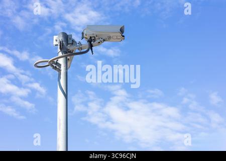 Telecamera esterna CCTV, guardia di sicurezza dell'edificio. telecamera di sorveglianza di sicurezza dell'area con sfondo blu Foto Stock
