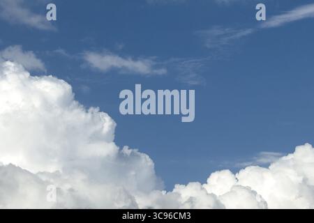 Ampie parti di cumulus nuvole di Cumulus nuvole di fronte al cielo blu, internazionale Foto Stock