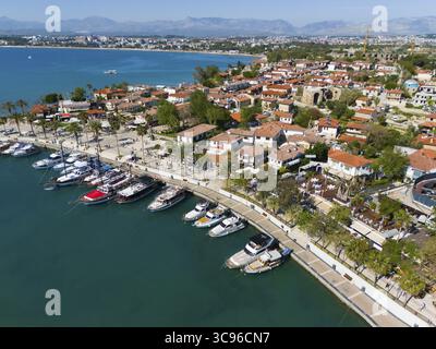 Porto panoramico con barche e palme lungo la costa di una città, vista aerea, porto, lato, Manavgat, provincia di Antalya, Turchia Foto Stock