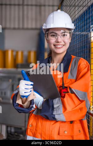 Ingegnere intelligente donne asiatiche professione robot tecnico lavoratore felice sorridere in fabbrica moderna robotica settore verticale Foto Stock