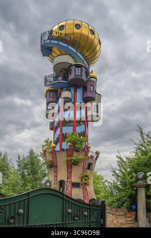 Torre del birrificio Kuchlbauer, progettata dall'artista Friedensreich Hundertwasser, Roemerstr, 5-9, Abensberg, bassa Baviera, Germania Foto Stock