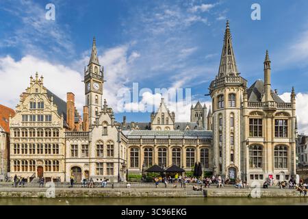 Gand, Belgio - 21 maggio 2025: Soleggiata vista primaverile del centro storico con turisti a Gand, Belgio Foto Stock