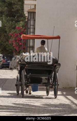 Ronda, malaga, spagna 20 giugno 2022 Vista posteriore dei turisti in carrozza trainata da cavalli in visita alla città Foto Stock