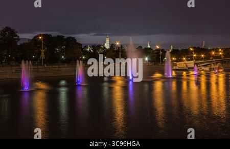 Fontane dinamiche vicino al Cremlino sul fiume Mosca di notte con una cattedrale sullo sfondo. Foto Stock