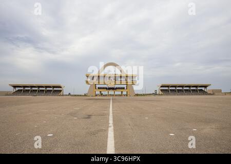 Accra, Ghana - 27 maggio 2017: Veduta dell'Arco dell'indipendenza che si erge orgogliosamente sotto il vasto cielo, fiancheggiata da tribune simmetriche su un vasto terreno soleggiato. Foto Stock