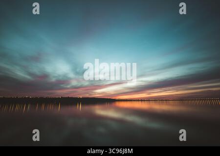 Tramonto spettacolare sul fiume Volga, Ulyanovsk. Foto Stock