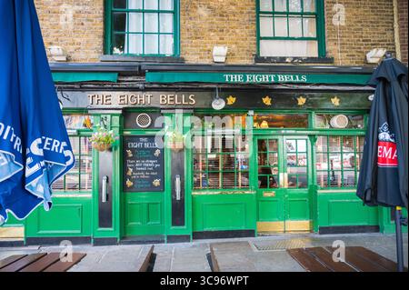 Facciata esterna del pub Eight Bells, il più antico pub di Fulham. Fulham High Street Londra Inghilterra Regno Unito Foto Stock