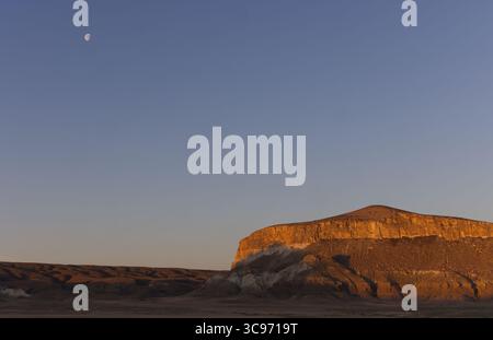 Alba nella Valle dei Castelli di Mangystau, Kazakistan Foto Stock