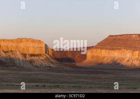 Alba nella Valle dei Castelli di Mangystau, Kazakistan Foto Stock