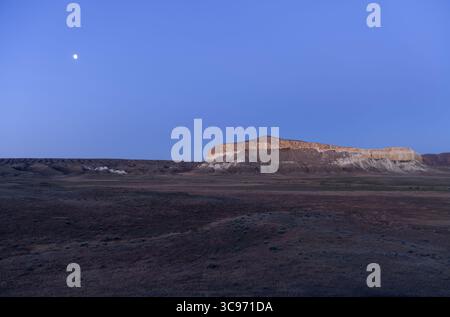 Alba nella Valle dei Castelli di Mangystau, Kazakistan Foto Stock