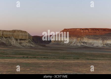 Alba nella Valle dei Castelli di Mangystau, Kazakistan Foto Stock