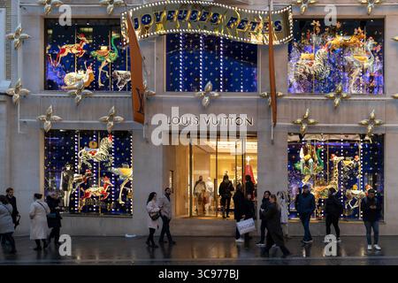Londra, Regno Unito, 20 dicembre 2024, Vista esterna del flagship store Louis Vuitton su New Bond Street, la stagione delle feste. La vetrina è dotata di elab Foto Stock