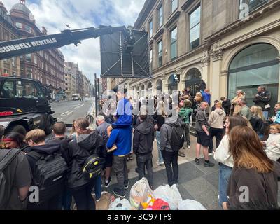 Glasgow, Scozia. 5 agosto 2025. Riprese nel centro di Glasgow per il nuovo film Spiderman 4 con scene girate per le strade di Glasgow a causa delle sue somiglianze con New York. Le riprese hanno attratto molti fan che desiderano dare un'occhiata alla star del cinema Tom Holland. Crediti: Jacob Hughes/Alamy Live News Foto Stock