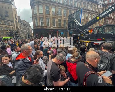 Glasgow, Scozia. 5 agosto 2025. Riprese nel centro di Glasgow per il nuovo film Spiderman 4 con scene girate per le strade di Glasgow a causa delle sue somiglianze con New York. Le riprese hanno attratto molti fan che desiderano dare un'occhiata alla star del cinema Tom Holland. Crediti: Jacob Hughes/Alamy Live News Foto Stock