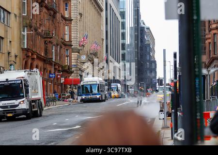 Glasgow, Scozia. 5 agosto 2025. Riprese nel centro di Glasgow per il nuovo film Spiderman 4 con scene girate per le strade di Glasgow a causa delle sue somiglianze con New York. Le riprese hanno attratto molti fan che desiderano dare un'occhiata alla star del cinema Tom Holland. Crediti: Jacob Hughes/Alamy Live News Foto Stock