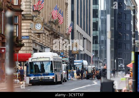 Glasgow, Scozia. 5 agosto 2025. Riprese nel centro di Glasgow per il nuovo film Spiderman 4 con scene girate per le strade di Glasgow a causa delle sue somiglianze con New York. Le riprese hanno attratto molti fan che desiderano dare un'occhiata alla star del cinema Tom Holland. Crediti: Jacob Hughes/Alamy Live News Foto Stock