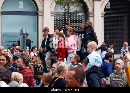 Glasgow, Scozia. 5 agosto 2025. Riprese nel centro di Glasgow per il nuovo film Spiderman 4 con scene girate per le strade di Glasgow a causa delle sue somiglianze con New York. Le riprese hanno attratto molti fan che desiderano dare un'occhiata alla star del cinema Tom Holland. Crediti: Jacob Hughes/Alamy Live News Foto Stock