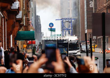 Glasgow, Scozia. 5 agosto 2025. Riprese nel centro di Glasgow per il nuovo film Spiderman 4 con scene girate per le strade di Glasgow a causa delle sue somiglianze con New York. Le riprese hanno attratto molti fan che desiderano dare un'occhiata alla star del cinema Tom Holland. Crediti: Jacob Hughes/Alamy Live News Foto Stock