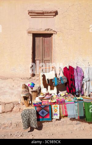 Artigianato locale in vendita in una strada di Purmamarca, Quebrada de Humahuaca, Jujuy, Argentina nord-occidentale. Foto Stock