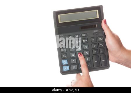 Mani di donna con unghie rosse che tengono la calcolatrice isolata su sfondo bianco Foto Stock