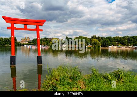 Japanischer Torbogen am SEE in Metz, Kathedrale des heiligen Stephanus , Cathedrale Saint Etienne, Kathedrale Metz, Frankreich, Europa Japanischer Torbogen am SEE in Metz, Kathedrale des heiligen Stephanus, Cathedrale Saint Etienne, Kathedrale Metz, Frankreich, Europa Foto Stock
