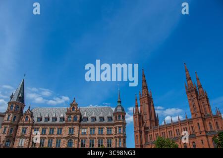 La vista dalla piazza del mercato del municipio e della chiesa neogotica del mercato di Wiesbaden Foto Stock