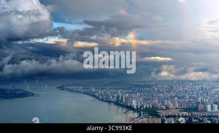 Pechino, Cina. 30 luglio 2025. Una foto aerea scattata il 30 luglio 2025 mostra un arcobaleno sopra Shantou City, nella provincia del Guangdong della Cina meridionale. Crediti: Yao Jun/Xinhua/Alamy Live News Foto Stock