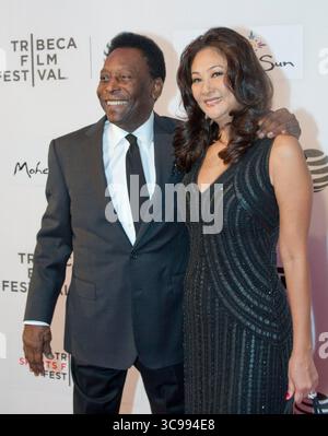 30 dicembre 2022, New York, New York, Stati Uniti: Edson Arantes do Nascimento noto come â€œPelÃ©â€ , la leggenda del calcio brasiliano che ha vinto tre Coppe del mondo è morto all'ospedale Albert Einstein di Sao Paolo a causa di insufficienza organica causata da un cancro progressivo al colon. Aveva 82 anni. FOTO del FILE: L'ex calciatore brasiliano Edson Arantes do Nascimento aka PelÃ© e la moglie marcia Aoki arrivano alla prima mondiale di PelÃ©: Nascita di Una leggenda al Tribeca Film Festival 2016 a New York, New York sabato 23 aprile 2016. ELISA ANDREA/PI (immagine di credito: © Prensa Internacional via ZUMA Press Wire) Foto Stock