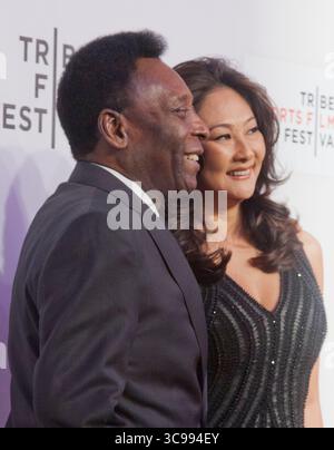 30 dicembre 2022, New York, New York, Stati Uniti: Edson Arantes do Nascimento noto come â€œPelÃ©â€ , la leggenda del calcio brasiliano che ha vinto tre Coppe del mondo è morto all'ospedale Albert Einstein di Sao Paolo a causa di insufficienza organica causata da un cancro progressivo al colon. Aveva 82 anni. FOTO del FILE: L'ex calciatore brasiliano Edson Arantes do Nascimento aka PelÃ© e la moglie marcia Aoki arrivano alla prima mondiale di PelÃ©: Nascita di Una leggenda al Tribeca Film Festival 2016 a New York, New York sabato 23 aprile 2016. ELISA ANDREA/PI (immagine di credito: © Prensa Internacional via ZUMA Press Wire) Foto Stock