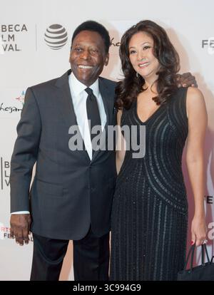 30 dicembre 2022, New York, New York, Stati Uniti: Edson Arantes do Nascimento noto come â€œPelÃ©â€ , la leggenda del calcio brasiliano che ha vinto tre Coppe del mondo è morto all'ospedale Albert Einstein di Sao Paolo a causa di insufficienza organica causata da un cancro progressivo al colon. Aveva 82 anni. FOTO del FILE: L'ex calciatore brasiliano Edson Arantes do Nascimento aka PelÃ© e la moglie marcia Aoki arrivano alla prima mondiale di PelÃ©: Nascita di Una leggenda al Tribeca Film Festival 2016 a New York, New York sabato 23 aprile 2016. ELISA ANDREA/PI (immagine di credito: © Prensa Internacional via ZUMA Press Wire) Foto Stock