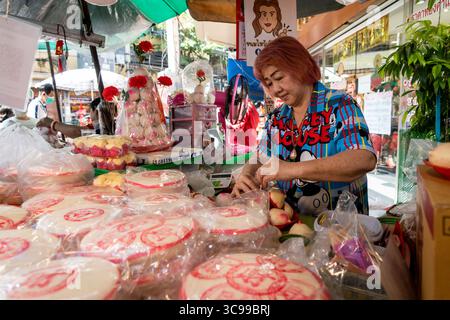 20 gennaio 2023, Bangkok, Bangkok, Thailandia: Un fornitore cinese tradizionale di torte al vapore prepara il suo prodotto per un afflusso di clienti a Chinatown. Il nuovo anno lunare 2023 (l'anno del Coniglio), noto anche come il Capodanno cinese e il Festival di primavera, inizia quando i turisti cinesi tornano in Thailandia per la prima volta da quando il blocco zero covid è iniziato nella Cina continentale 3 anni fa. Il governo thailandese prevede che almeno cinque milioni di turisti cinesi visiteranno il regno quest'anno. (Immagine di credito: © Matt Hunt/ZUMA Press Wire) Foto Stock