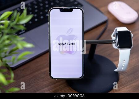 Poznan, Polonia - 29 luglio 2025: Apple iPhone, ios 26 e Liquid Glass, in stand, con logo Apple Event, Apple Watch, per il futuro prodotto ann Foto Stock
