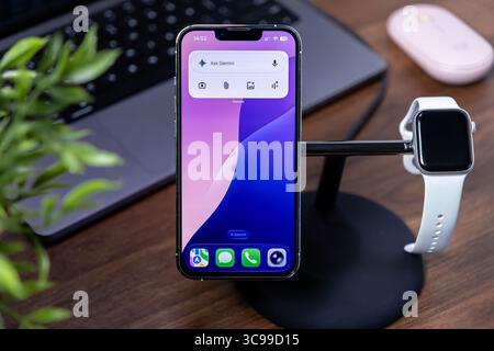 Poznan, Polonia - 29 luglio 2025: Un dispositivo mobile contemporaneo presenta chiaramente Ask Gemini assistente di intelligenza artificiale, che presenta ios 26 con bri Foto Stock