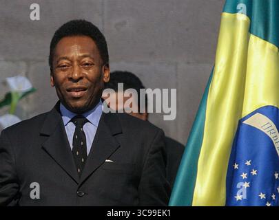 29 dicembre 2022, città del Messico, Messico, Stati Uniti: Edson Arantes do Nascimento noto come â€œPelÃ©â€ , la leggenda del calcio brasiliano che ha vinto tre Coppe del mondo è morto all'ospedale Albert Einstein di Sao Paolo a causa di insufficienza organica causata da un cancro progressivo al colon. Aveva 82 anni. FOTO DEL FILE: Venerdì 30 novembre 2007. Edson Arantes do Nascimento ''PelÃ©'' riceve le chiavi della città dal capo di stato maggiore messicano, Marcelo Ebrad. Foto di: AGENCIA PRENSA INTERNACIONAL (immagine di credito: © Prensa Internacional via ZUMA Press Wire) Foto Stock