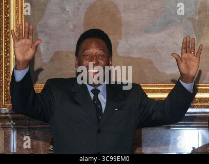 29 dicembre 2022, città del Messico, Messico, Stati Uniti: Edson Arantes do Nascimento noto come â€œPelÃ©â€ , la leggenda del calcio brasiliano che ha vinto tre Coppe del mondo è morto all'ospedale Albert Einstein di Sao Paolo a causa di insufficienza organica causata da un cancro progressivo al colon. Aveva 82 anni. FOTO DEL FILE: Venerdì 30 novembre 2007. Edson Arantes do Nascimento ''PelÃ©'' riceve le chiavi della città dal capo di stato maggiore messicano, Marcelo Ebrad. Foto di: AGENCIA PRENSA INTERNACIONAL (immagine di credito: © Prensa Internacional via ZUMA Press Wire) Foto Stock