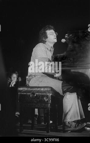 Randy Newman vive sul palco. Amsterdam - 1975, (foto Gijsbert Hanekroot) Foto Stock